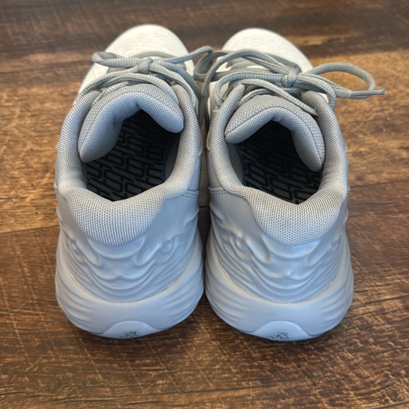 Women’s Puma athletic shoes - Picture 3 of 6